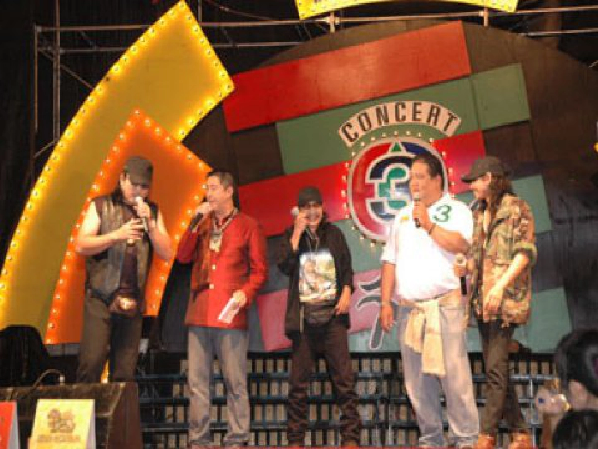 ไหมไทย ควง รัชนก
รวมวงคอนเสิร์ตทีวี 3 สัญจร ไหมไทย ควง รัชนก
รวมวงคอนเสิร์ตทีวี 3 สัญจร