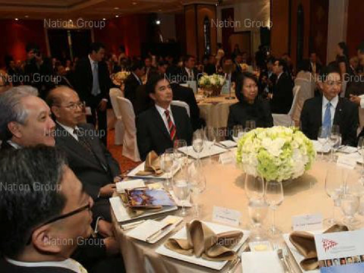 อภิสิทธิ์ร่วมงานเลี้ยงอาหารกลางวันนักธุรกิจเอเปค