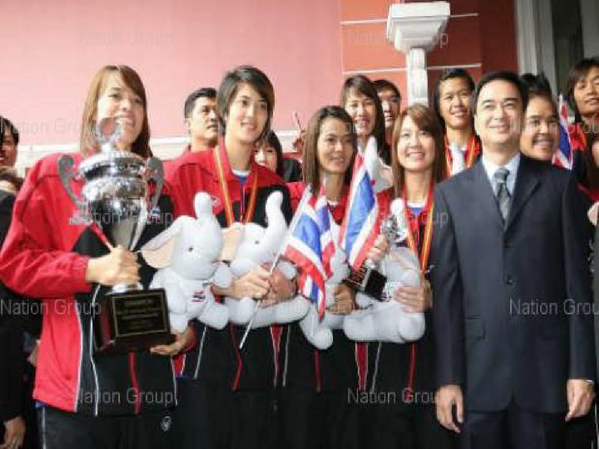 นายกเปิดทำเนียบรับสาวลูกยาง นายกเปิดทำเนียบรับสาวลูกยาง