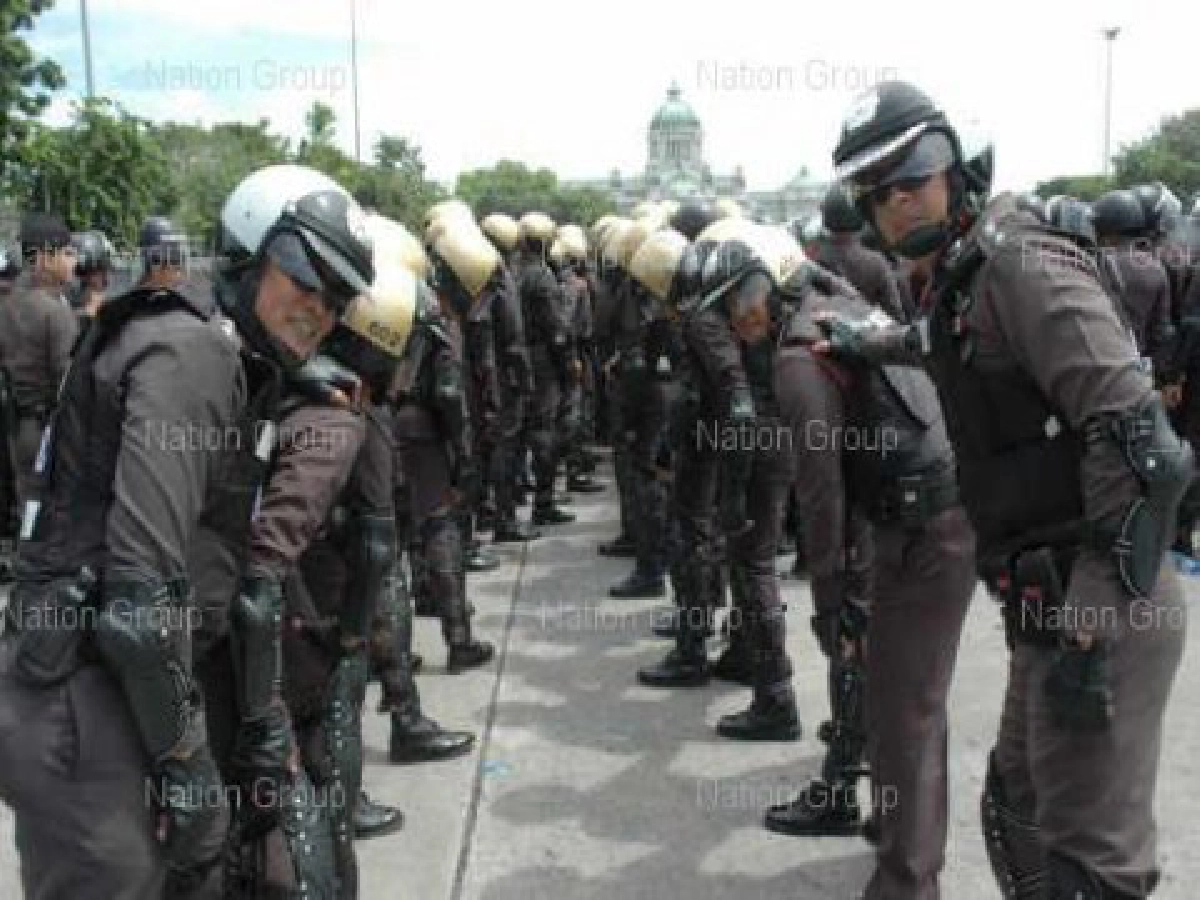 ตร.-ทหารตรึงกำลังคุมเข้มรอบทำเนียบ 
