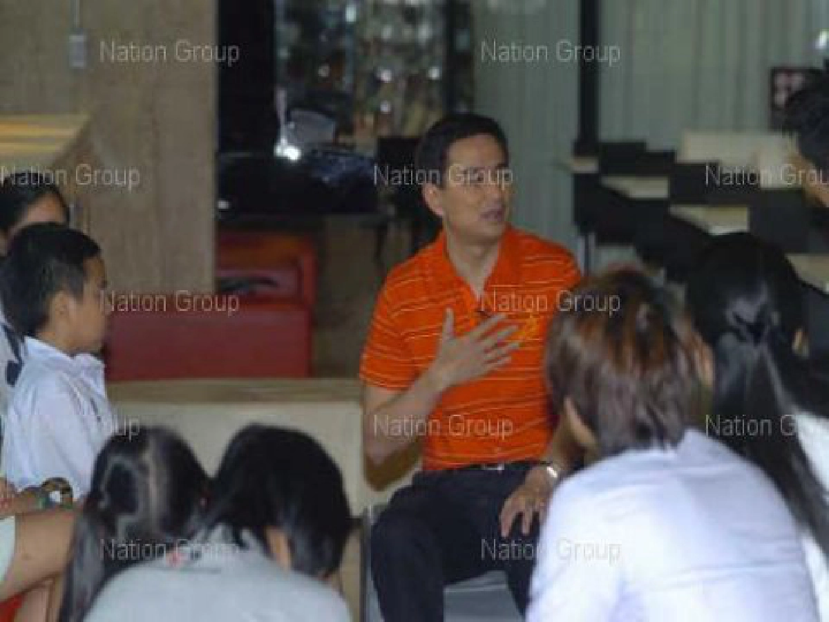 อภิสิทธิ์วอนคนไทยอย่าทำร้ายกันเลย อภิสิทธิ์วอนคนไทยอย่าทำร้ายกันเลย
