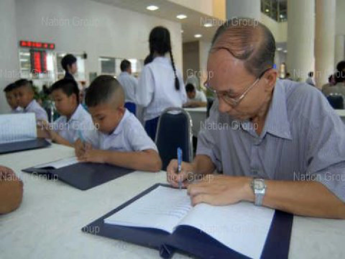 ในหลวงไม่มีไข้แพทย์ทำกายภาพบำบัดถวาย ในหลวงไม่มีไข้แพทย์ทำกายภาพบำบัดถวาย