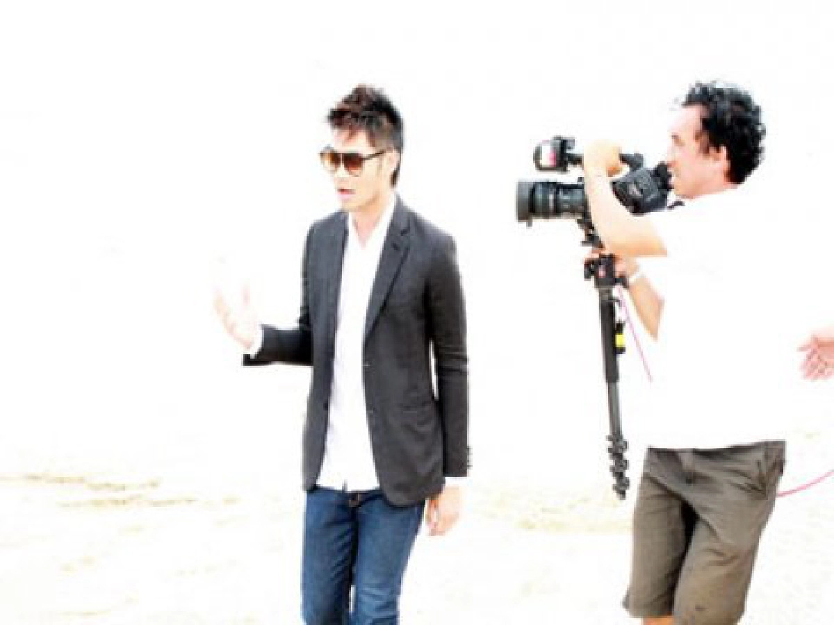 เต้ย เพ้อเผลอจูบ แอริณ"
ในเอ็มวี เศษส่วน
เต้ย เพ้อเผลอจูบ แอริณ"
ในเอ็มวี เศษส่วน