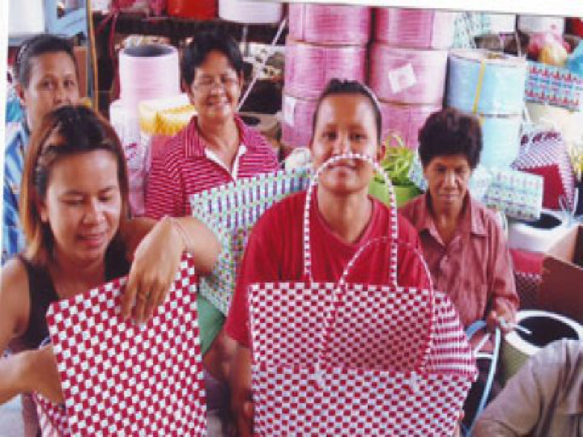 ตะกร้า-กระเป๋าโน้ตบุ๊กพลาสติก
สินค้าชุมชนฝีมือระดับโกอินเตอร์
