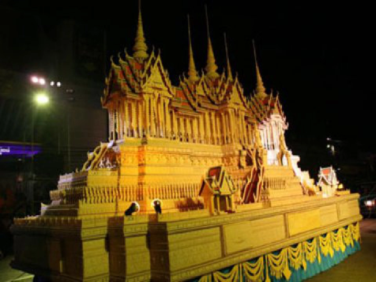 ออกพรรษาชมขบวนแห่ "ปราสาทผึ้ง" สกลนคร
ดูแข่งเรือยาว-การละเล่นโบราณ-อาหารรสแซบ!

