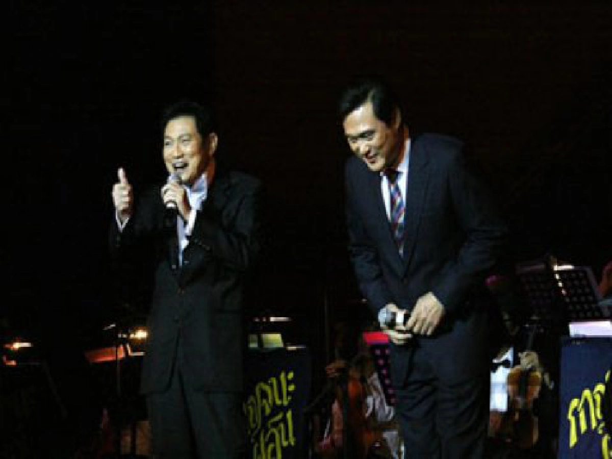 ชรินทร์ ควงสามดอกไม้ พิสมัย- อารีย์- ลินจง
ใน ชรินทร์ ดอกไม้เพลง THE ORIGINAL
ชรินทร์ ควงสามดอกไม้ พิสมัย- อารีย์- ลินจง
ใน ชรินทร์ ดอกไม้เพลง THE ORIGINAL