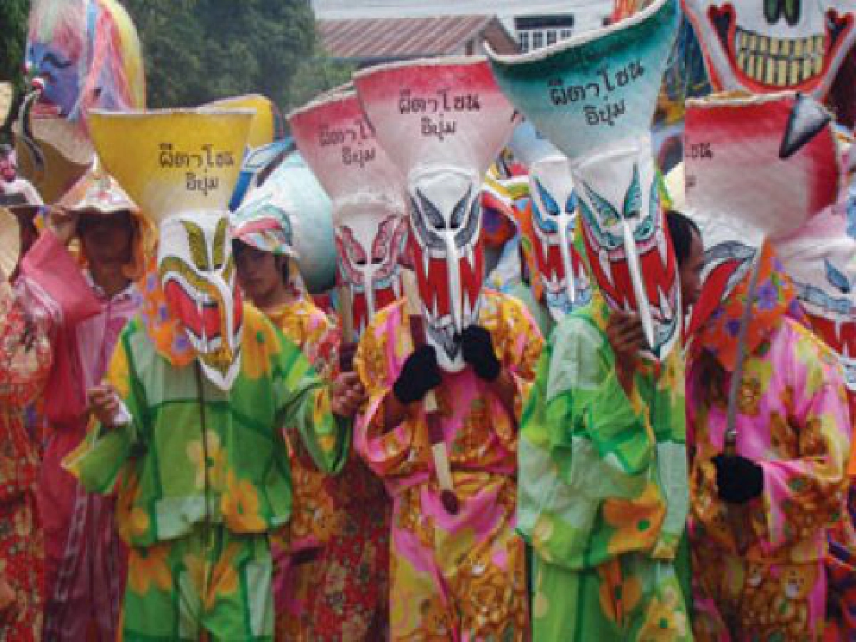 'ททท.' กับข้อครหา
ทำลายประเพณีไทย 

