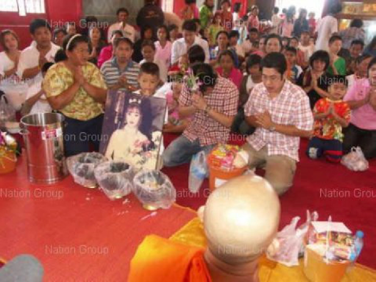 "เคอิโงะ"พาพ่อชาวญี่ปุ่นทำบุญให้แม่ "เคอิโงะ"พาพ่อชาวญี่ปุ่นทำบุญให้แม่