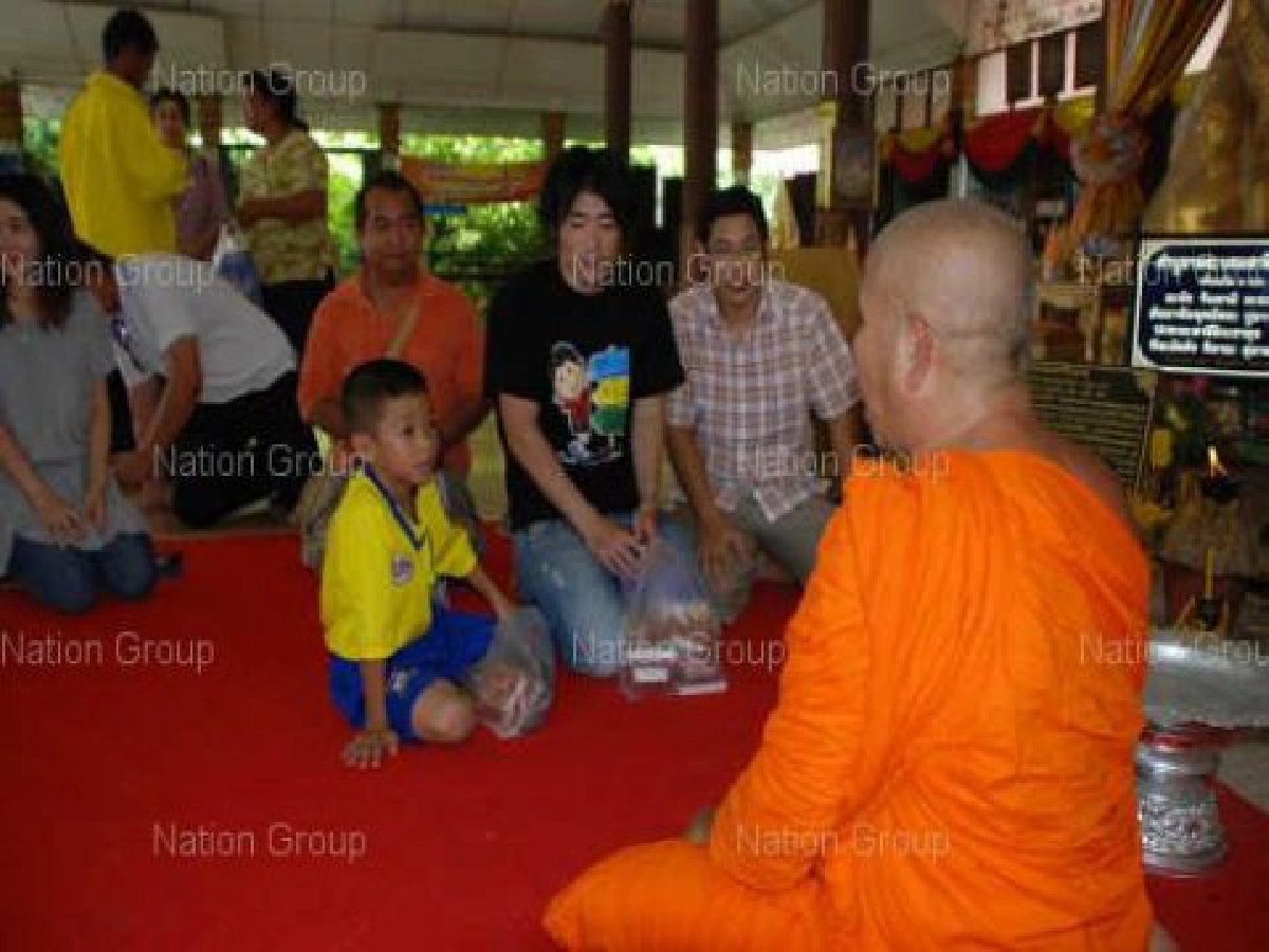 'เคโงะ'พาพ่อออกตระเวนทำบุญให้แม่ 