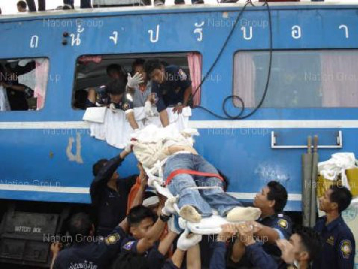 อภิสิทธิ์เยี่ยมผู้ประสบเหตุรถไฟตกราง  