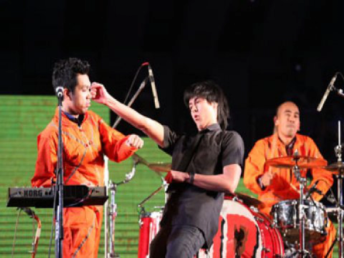 'โมเดิร์นด็อก' ชวนแขกรับเชิญ
เพลินกับคอนเสิร์ต 'ห้า-สาม-สิบห้า"
'โมเดิร์นด็อก' ชวนแขกรับเชิญ
เพลินกับคอนเสิร์ต 'ห้า-สาม-สิบห้า"