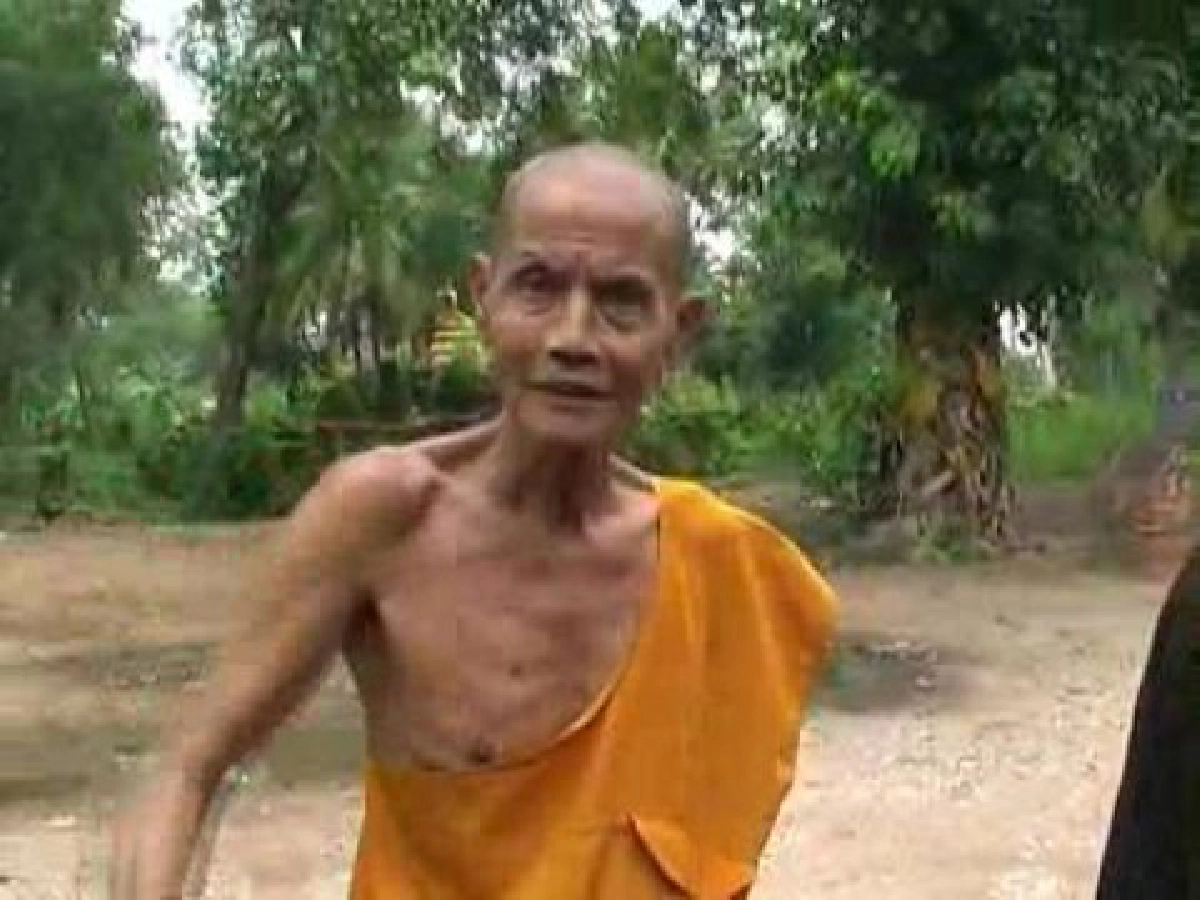 หลวงตาใจเด็ดคว้ามีดไล่ฟันโจรลักเหล็กในวัด หลวงตาใจเด็ดคว้ามีดไล่ฟันโจรลักเหล็กในวัด