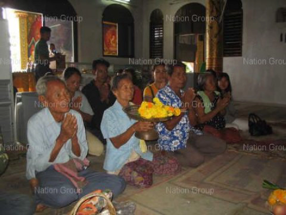 ยายมั่นพึ่งพระบนขออภิสิทธิ์จ่ายเงินชดเชย ยายมั่นพึ่งพระบนขออภิสิทธิ์จ่ายเงินชดเชย