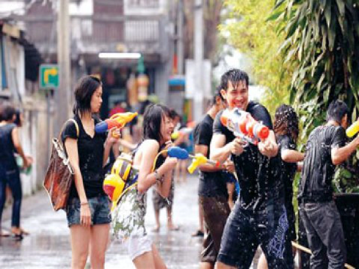 10ปีไม่เคยเล่นน้ำสงกรานต์"เคน" สมใจได้สาดใน รถไฟฟ้าฯ" 