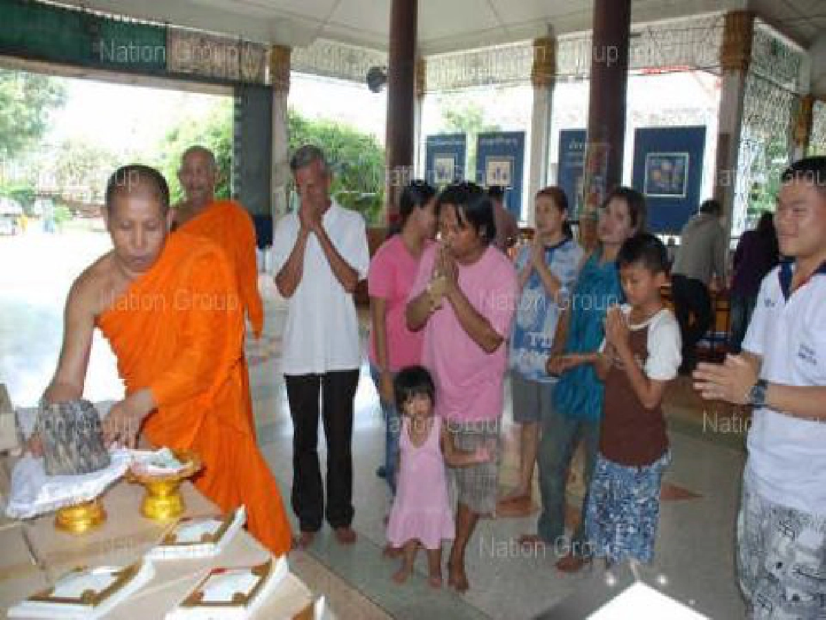 แห่ชมพระนางพญาแปลก5องค์เนื้อติดกัน แห่ชมพระนางพญาแปลก5องค์เนื้อติดกัน