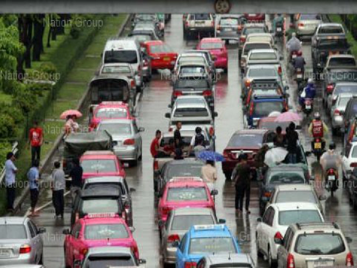 ฝนถล่มกรุงการจราจรอัมพาตทั่วเมือง ฝนถล่มกรุงการจราจรอัมพาตทั่วเมือง