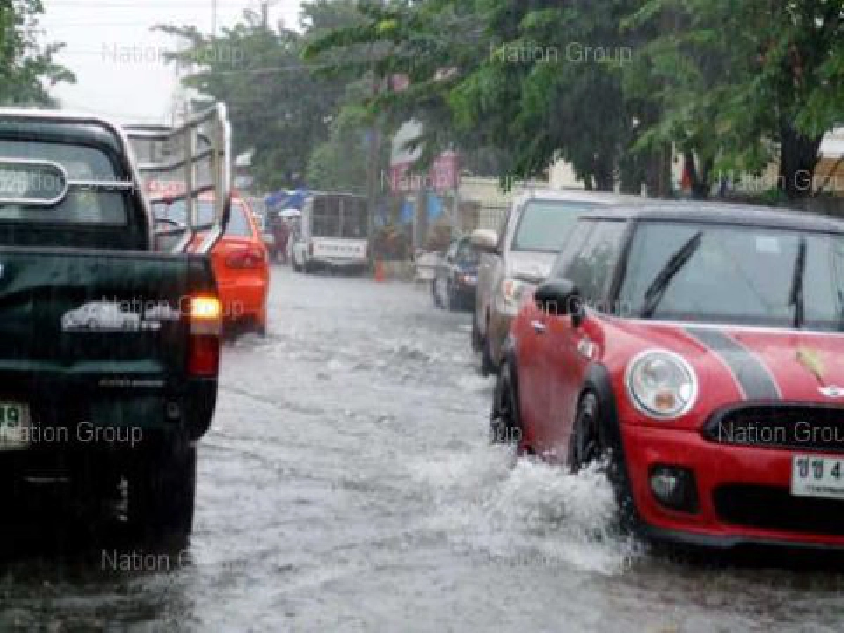 ฝนถล่มซ้ำจราจรถ.ศรีนครินทร์อัมพาต ฝนถล่มซ้ำจราจรถ.ศรีนครินทร์อัมพาต