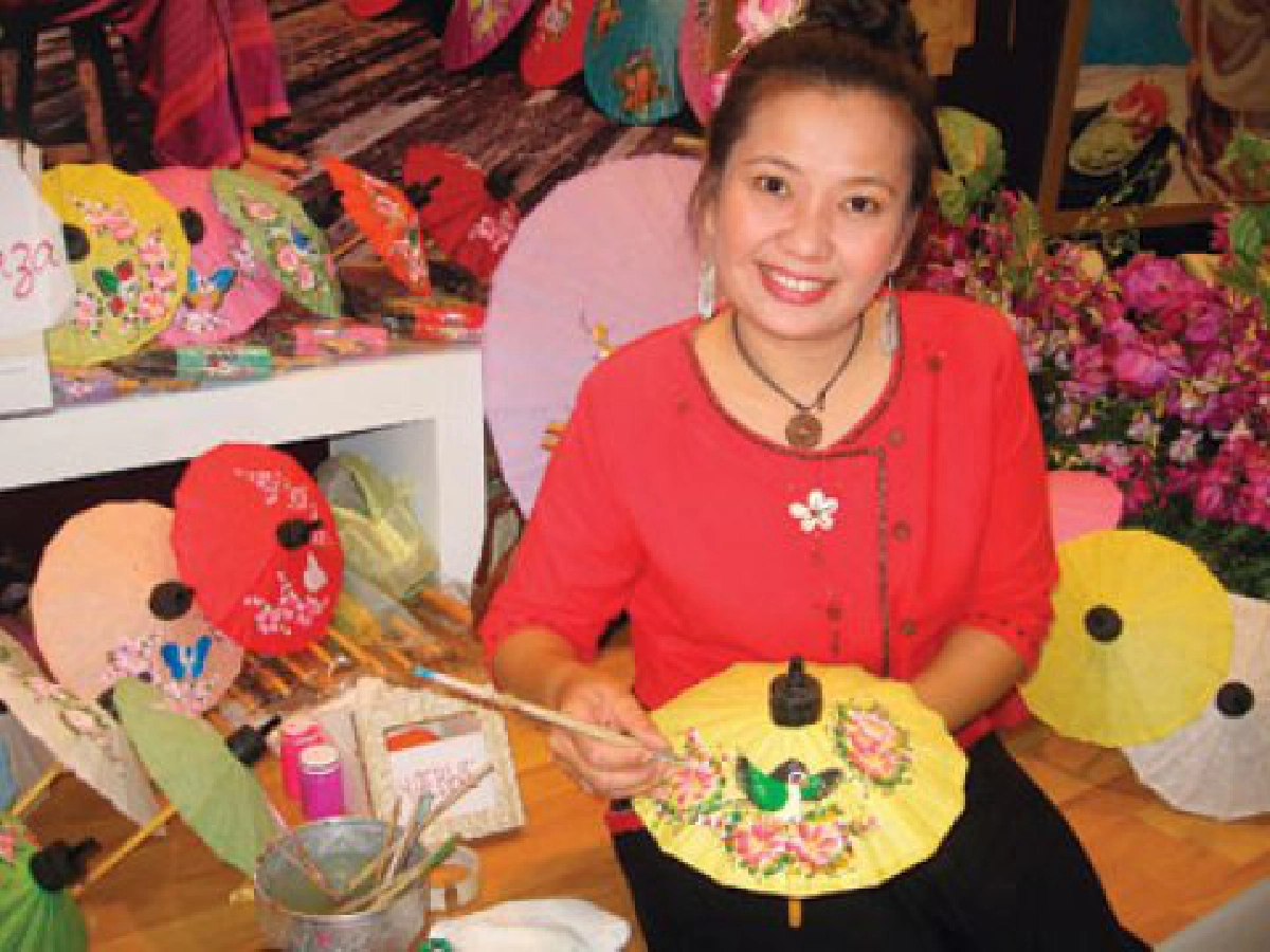 ทางชีวิตช่างเพ้นท์ร่มบ่อสร้าง
อาชีพที่เลือก "พัชรา เป็งอ้าย"

