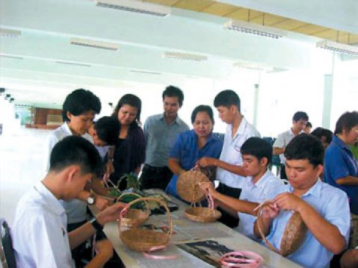 "กระเช้ารามี่"กศน.สาทรสร้างรายได้ผู้บกพร่องการได้ยิน "กระเช้ารามี่"กศน.สาทรสร้างรายได้ผู้บกพร่องการได้ยิน