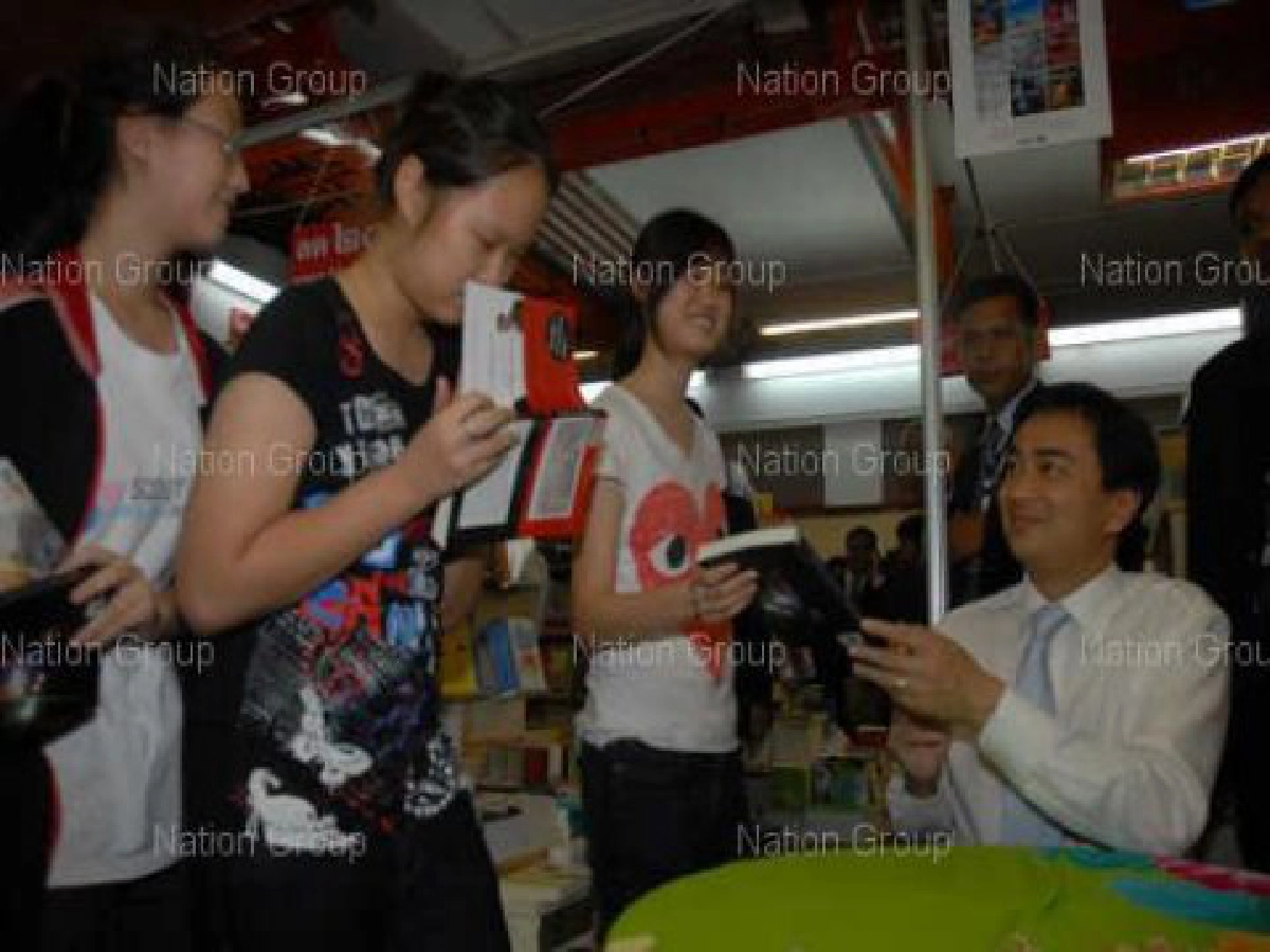 เปิดหนังสือ"อภิสิทธิ์คนเดิมบนเก้าอี้นายกรัฐมนตรี" เปิดหนังสือ"อภิสิทธิ์คนเดิมบนเก้าอี้นายกรัฐมนตรี"