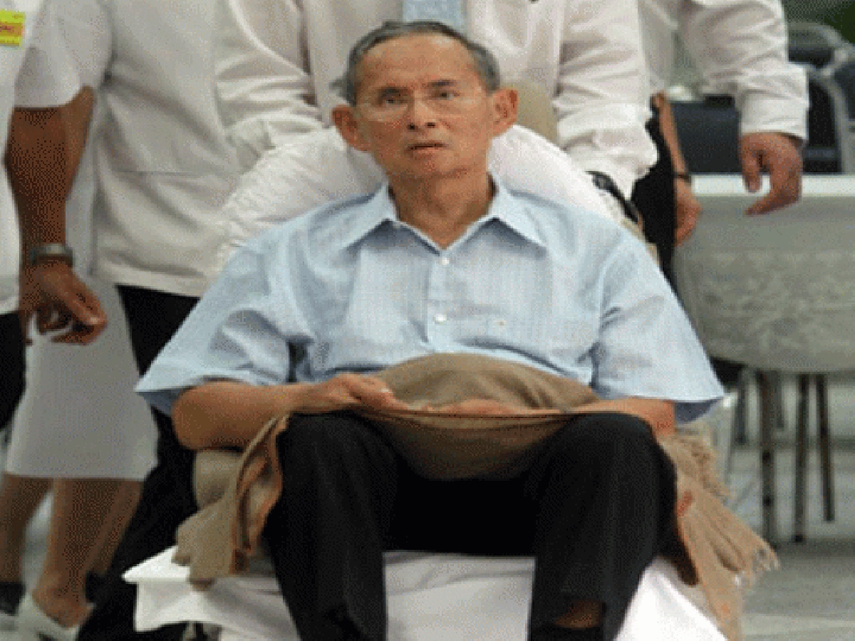 "ในหลวงเสด็จฯพสกนิกรปลาบปลื้ม "ในหลวงเสด็จฯพสกนิกรปลาบปลื้ม