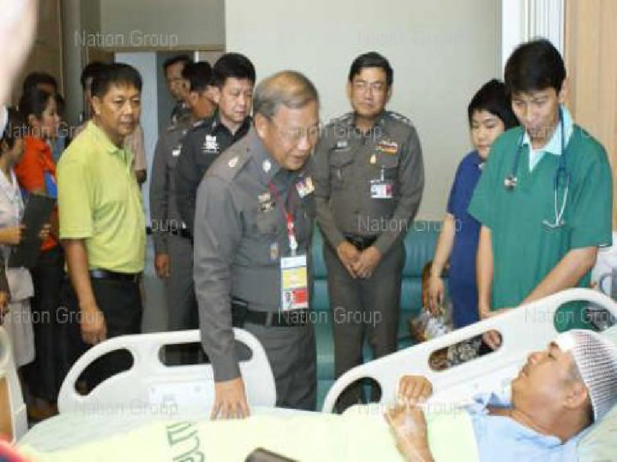 ปทีปเยี่ยมตำรวจหัวหินที่ถูกเก๋งเกาหลีพุ่งชน ปทีปเยี่ยมตำรวจหัวหินที่ถูกเก๋งเกาหลีพุ่งชน