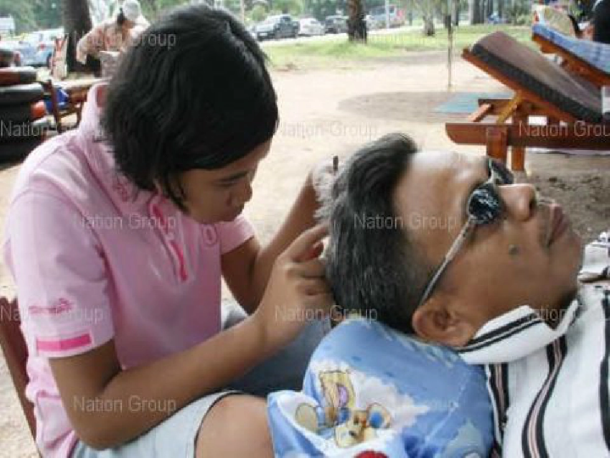 น้องถอนผมหงอกหาเงินช่วยพี่สาวเรียนหมอ น้องถอนผมหงอกหาเงินช่วยพี่สาวเรียนหมอ