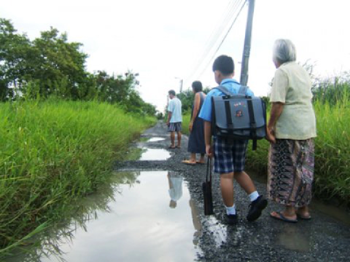 น้ำท่วม...ถนนพัง น้ำท่วม...ถนนพัง