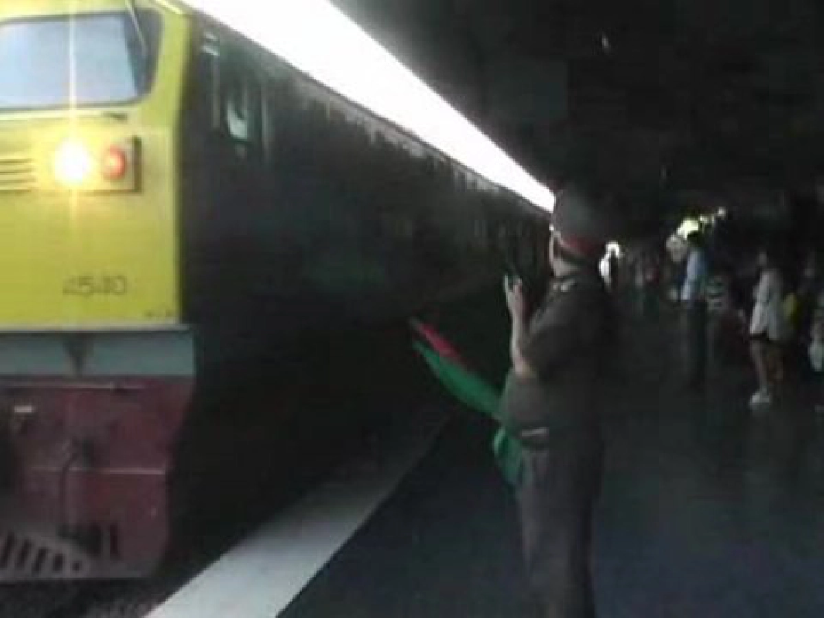 รถไฟไม่วิ่งวุ่นนร.นับพันต้องหยุดเรียน รถไฟไม่วิ่งวุ่นนร.นับพันต้องหยุดเรียน
