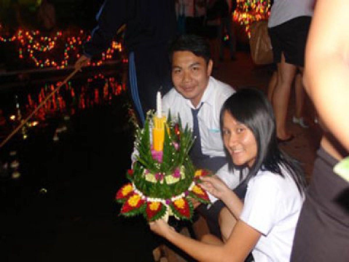 ลอยกระทงอธิษฐานน้อมใจถวายพระพร ลอยกระทงอธิษฐานน้อมใจถวายพระพร