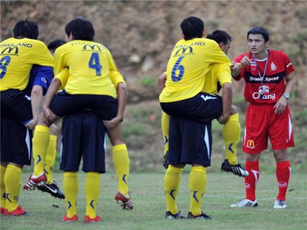 ไทยชวดแลง บุกเตะลอดช่อง ร็อบโบ้ไม่หวั่น ทีมเหลือซ้อม 15 คน ไทยชวดแลง บุกเตะลอดช่อง ร็อบโบ้ไม่หวั่น ทีมเหลือซ้อม 15 คน