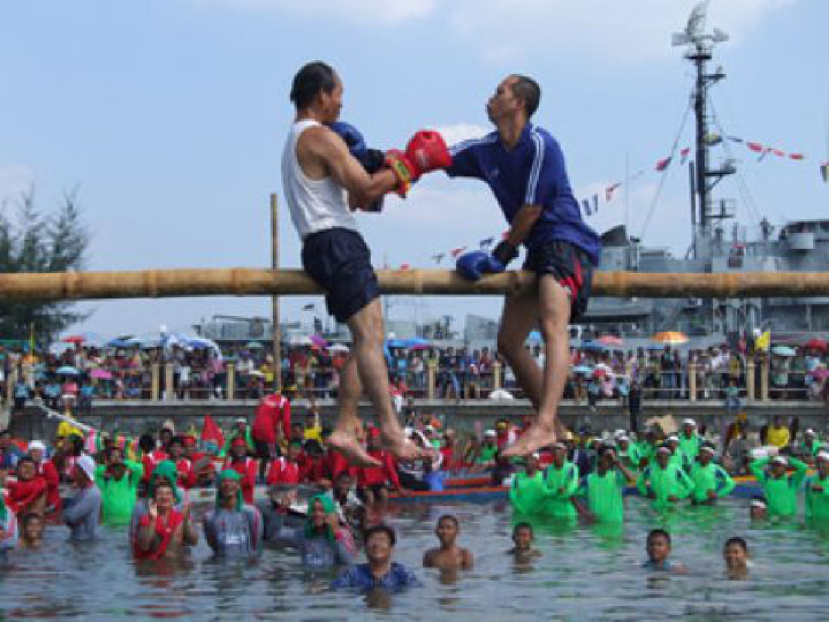 ชาวประแสร์ร่วมใจสืบสานประเพณี
"ทอดผ้าป่ากลางน้ำ" ย้อนยุค 100 ปี
ชาวประแสร์ร่วมใจสืบสานประเพณี
"ทอดผ้าป่ากลางน้ำ" ย้อนยุค 100 ปี