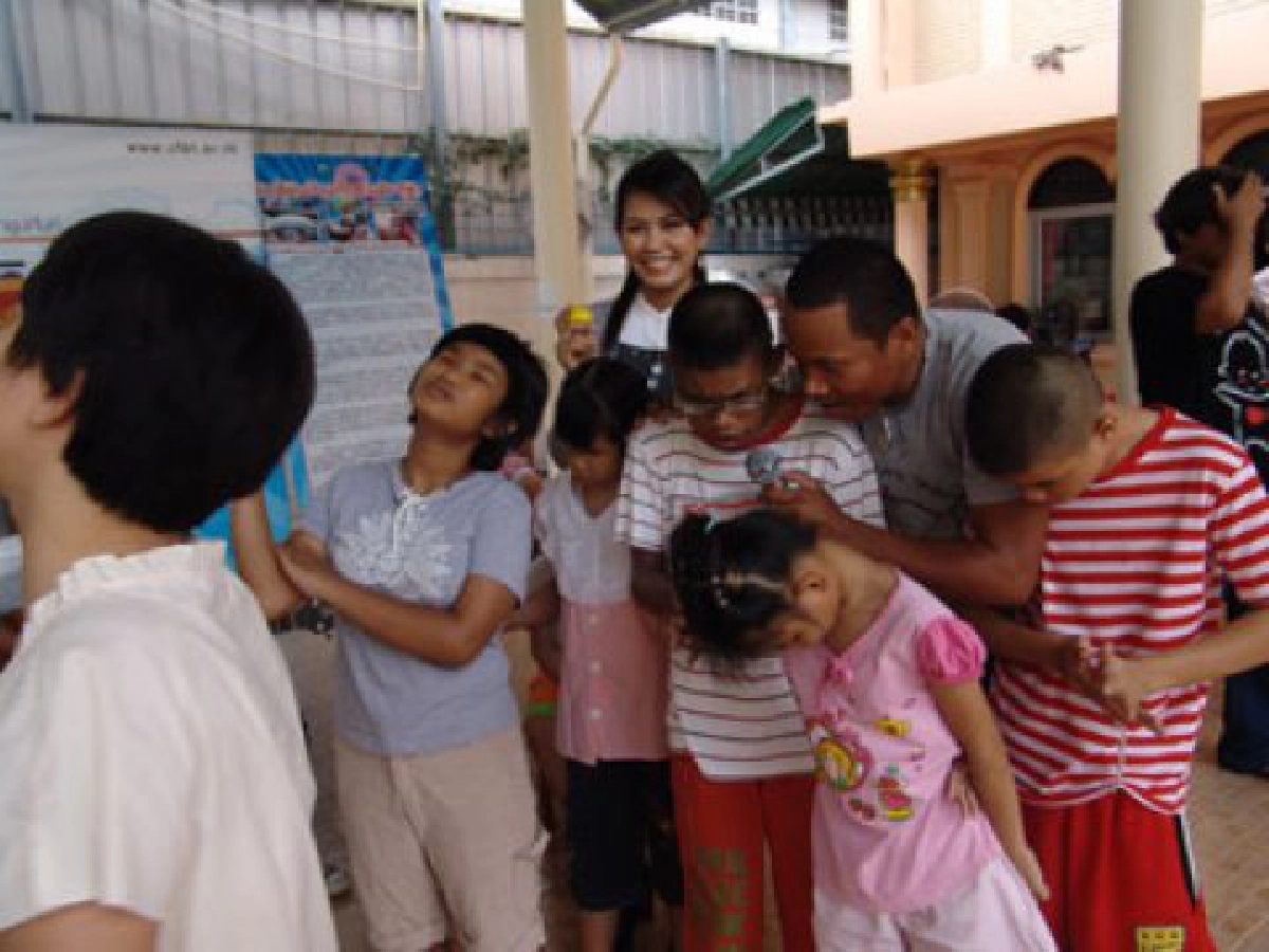 ไมค์-รัชนก หอบของ
ให้เด็กพิการซ้ำซ้อน
ไมค์-รัชนก หอบของ
ให้เด็กพิการซ้ำซ้อน