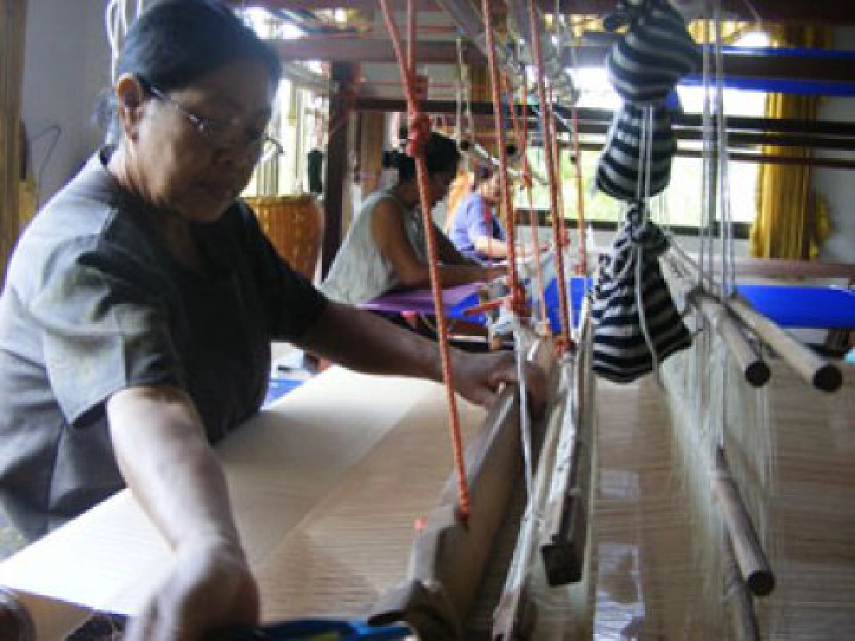 กราบสักการะพระธาตุประสิทธิ์แวะซื้อผ้าไหมเนื้อดีที่"นาหว้า" กราบสักการะพระธาตุประสิทธิ์แวะซื้อผ้าไหมเนื้อดีที่"นาหว้า"