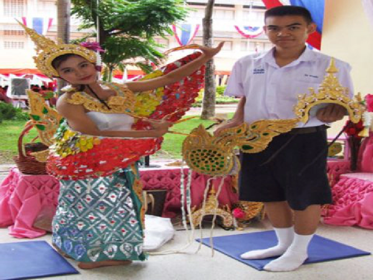 ชุดรำ"ทวารวดี"จากวัสดุเหลือใช้
"งานสร้างเงิน"เด็กปราจีนกัลยาณี
ชุดรำ"ทวารวดี"จากวัสดุเหลือใช้
"งานสร้างเงิน"เด็กปราจีนกัลยาณี
