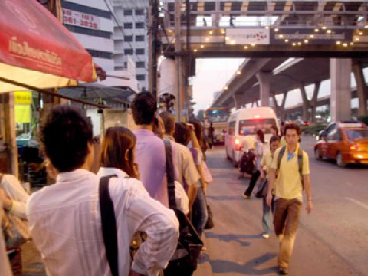 ต่อแถวขึ้นสะพานลอย ต่อแถวขึ้นสะพานลอย