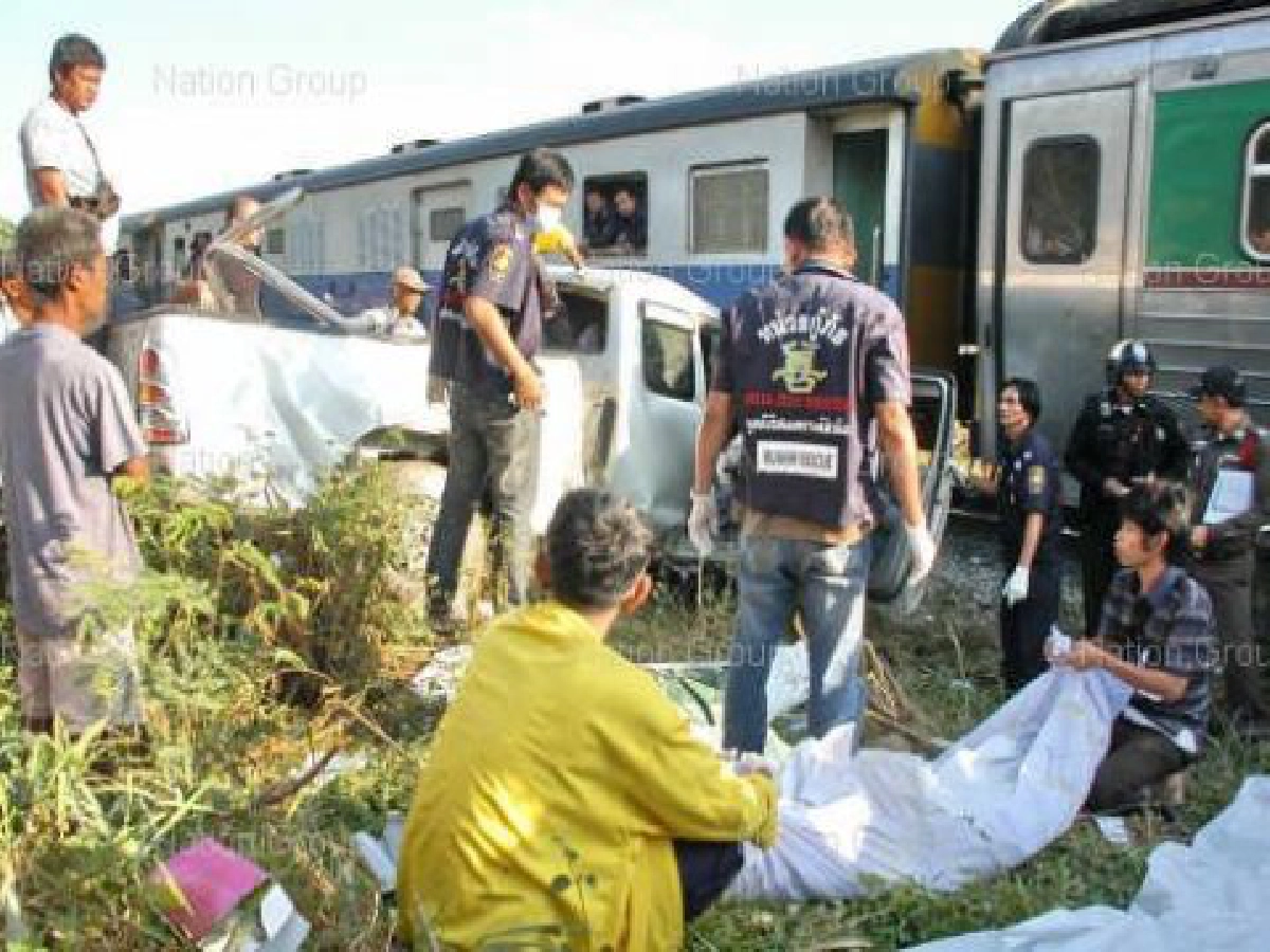 รถไฟสายใต้พุ่งชนรถกระบะดับ3ศพ รถไฟสายใต้พุ่งชนรถกระบะดับ3ศพ