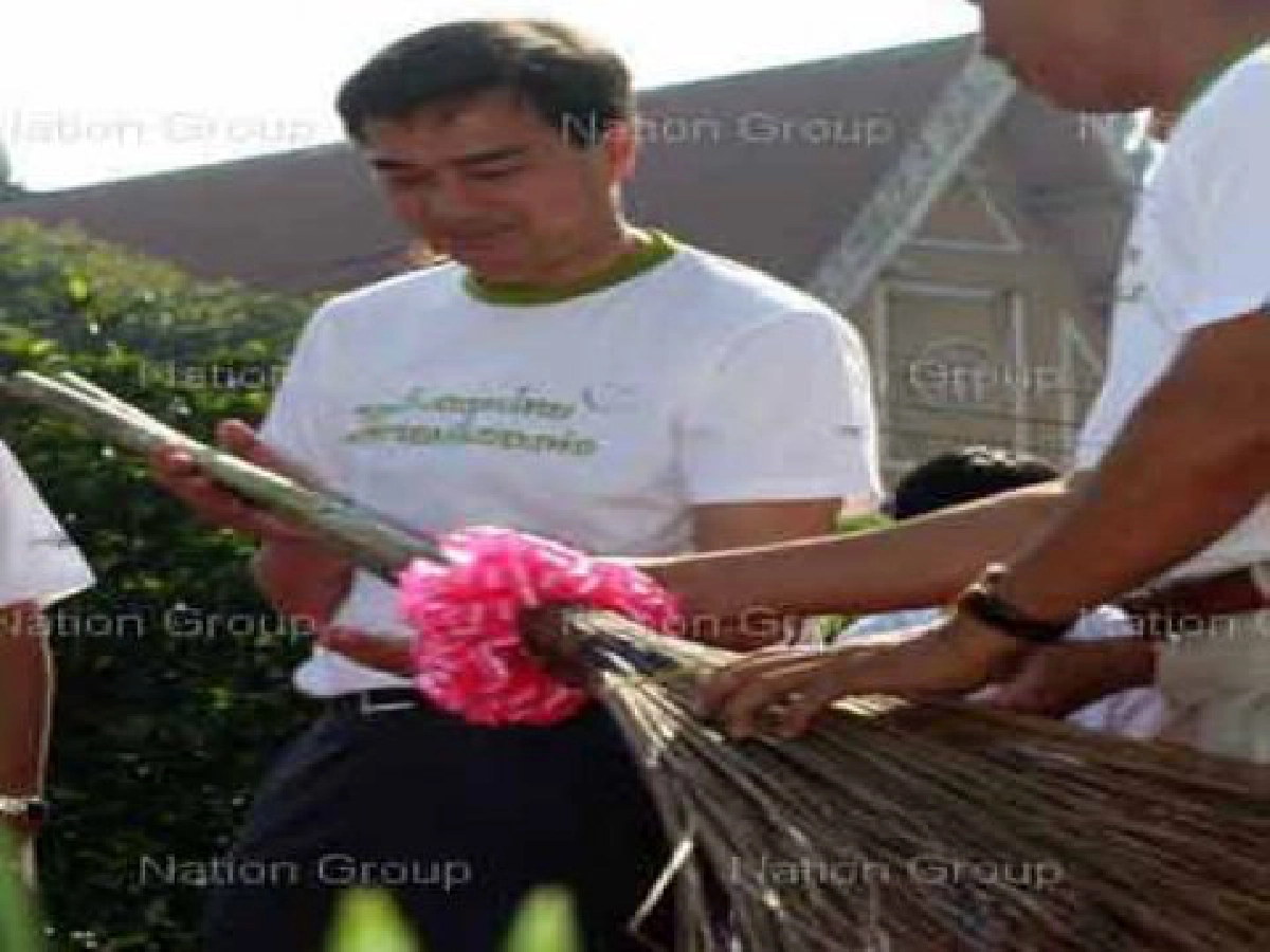 ถูกแซว"จับไม้กวาดเป็นกวาดบ้านเมืองสะอาดขึ้น" ถูกแซว"จับไม้กวาดเป็นกวาดบ้านเมืองสะอาดขึ้น"