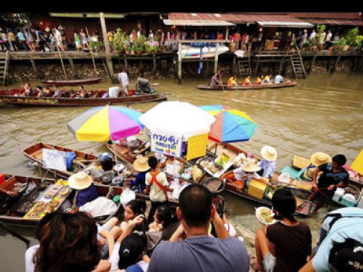 มองผ่านเสนส์คม - มนต์รักตลาดน้ำ
มองผ่านเสนส์คม - มนต์รักตลาดน้ำ