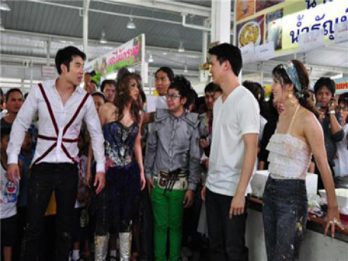 "แอน-เป้ย" ตบกันนัว
กลางตลาด...ไม่อายแม่ค้า
"แอน-เป้ย" ตบกันนัว
กลางตลาด...ไม่อายแม่ค้า
