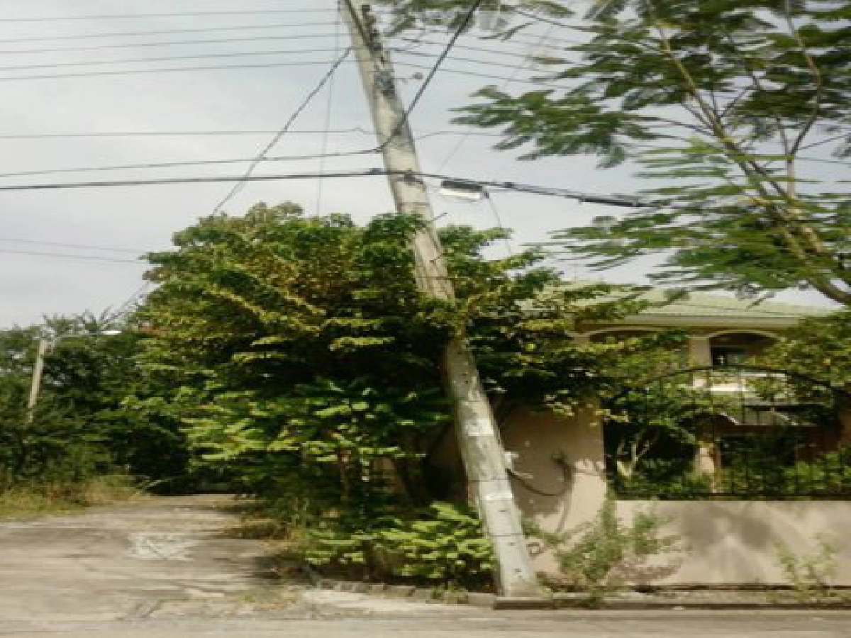 เสียว...เสาไฟจะล้ม
