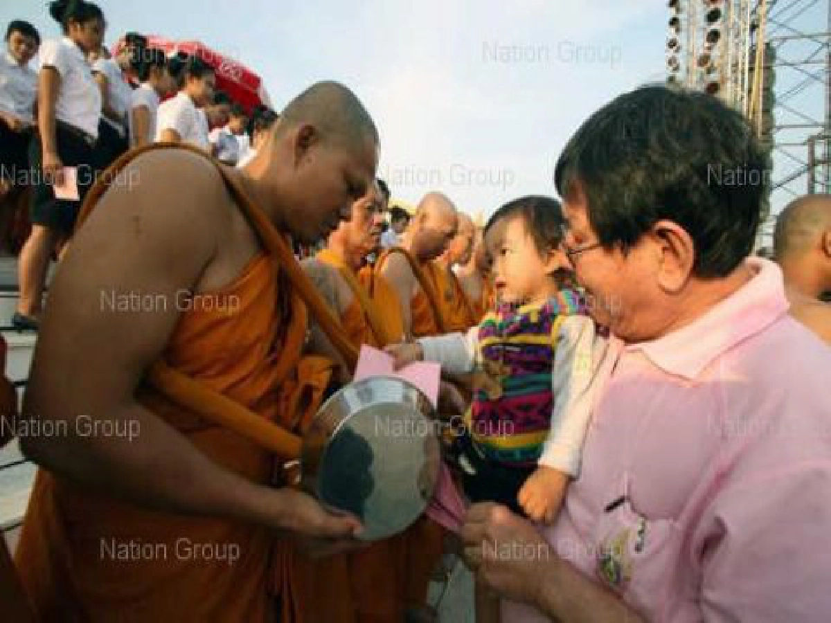 ปชช.ร่วมทำบุญตักบาตรถวาย"ในหลวง" 