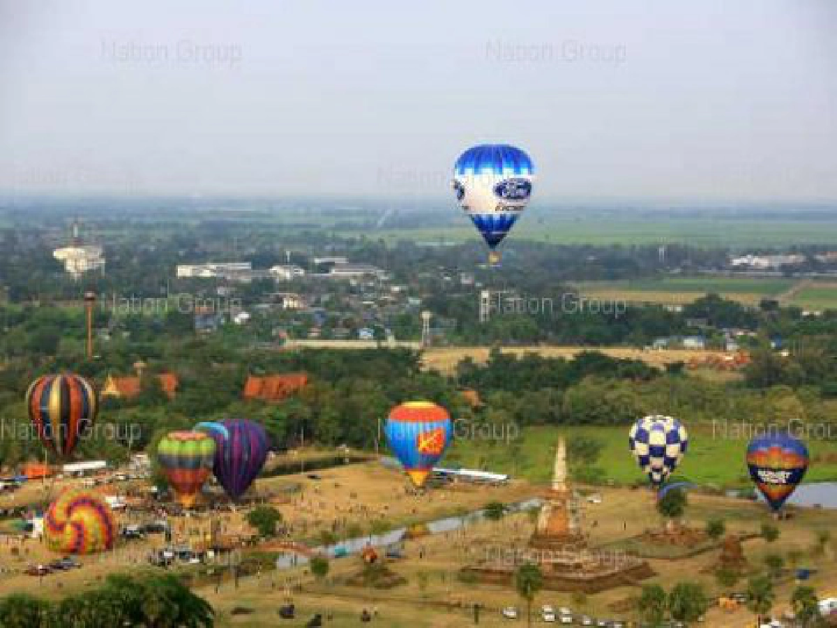 สีสันบนน่านฟ้า ในย่านกรุงเก่า สีสันบนน่านฟ้า ในย่านกรุงเก่า