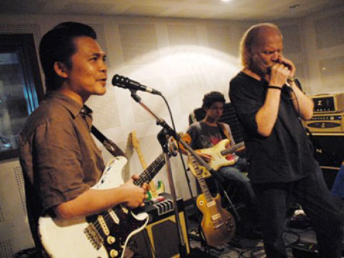 กวนเพลงให้น้ำใส - คำบอกเล่าของ บอล
ถึงบลูส์ในแบบ บางลำพูแบนด์

