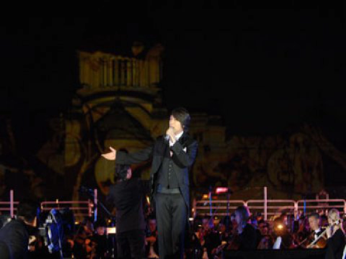 เหล่าศิลปินร่วมร้องเพลงเพื่อพ่อ
ใน "4D Visual Light & Sound"

