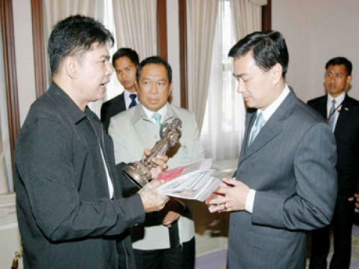 หลวงปู่ทวดรุ่นเอ็ม ๑๖
พระเครื่องคุ้มครอง..."นายกฯ อภิสิทธิ์"
หลวงปู่ทวดรุ่นเอ็ม ๑๖
พระเครื่องคุ้มครอง..."นายกฯ อภิสิทธิ์"