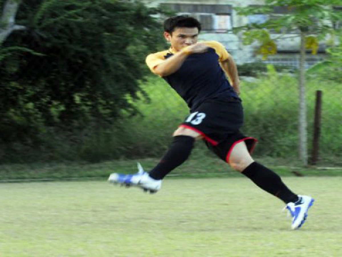 ความเชื่อใจ...ได้จากเกมดวลแข้ง
แบบ "เล็ก" พิเดช ชวาลดิฐ

