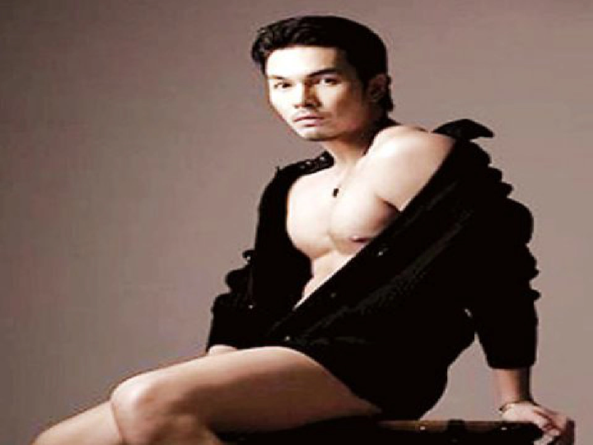 ฮือฮาแฟชั่นกึ่งนู้ดอั้มปัดตอกย้ำภาพเกย์ 