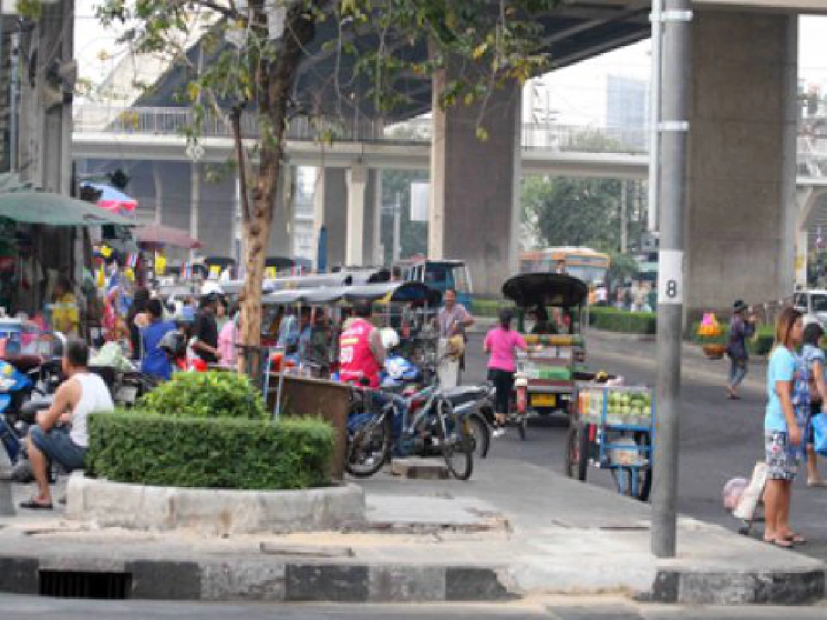 ตุ๊กตุ๊ก...จอดเต็มถนน