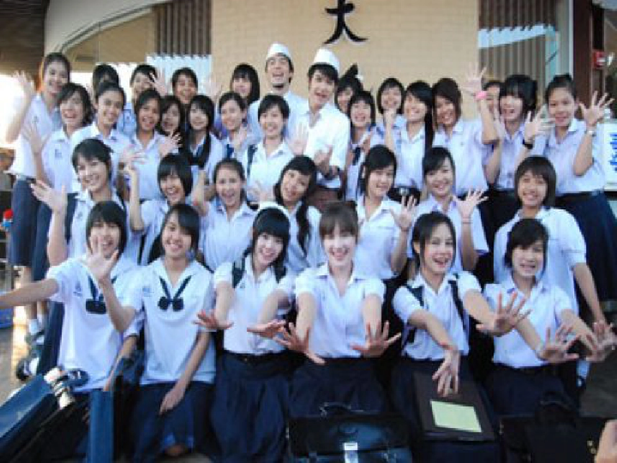 สิงโต ชวน สาวมัธยม
เล่นเอ็มวี สะดุดรัก

